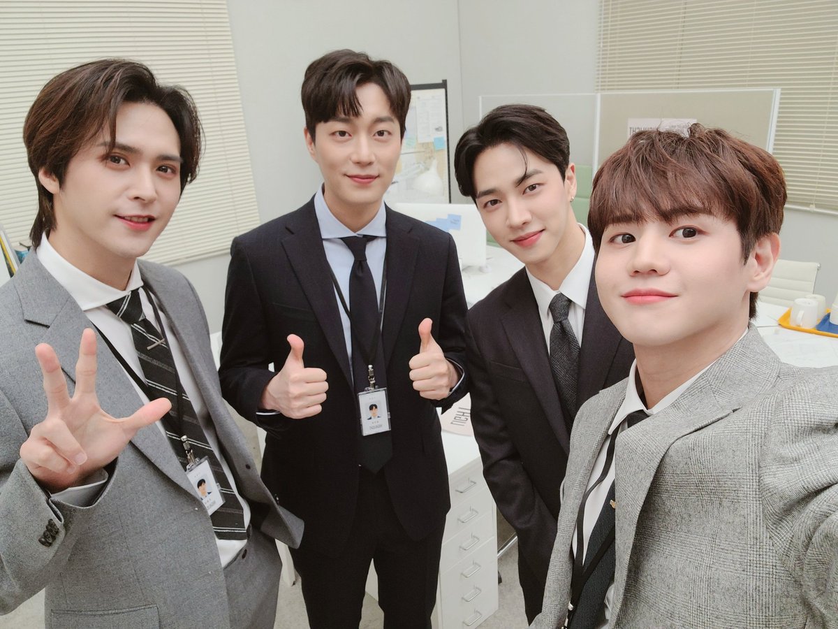 Highlight_AUent's tweet photo. [공지] 하이라이트(Highlight) 공식 팬클럽 라이트(Light) 3기 모집 기간 연장 안내

하이라이트공식 팬클럽 라이트 3기 모집 기간이 연장되었습니다:)

▶ https://t.co/YmOMrkR3QO

#하이라이트 #HIGHLIGHT
#윤두준 #YOONDUJUN
#양요섭 #YANGYOSEOP
#이기광 #LEEGIKWANG
#손동운 #SONDONGWOON https://t.co/uzjQL0VjNj