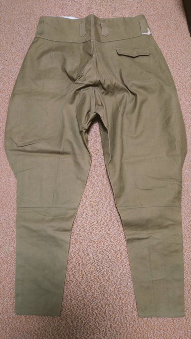 絵のモデルになった野戦用の乗馬袴
開きが大きめの股に当て布されてる
完全オーダーメイド品

野戦用の乗馬袴作るなんて
金持ちの将校さんだったんでしょうね 