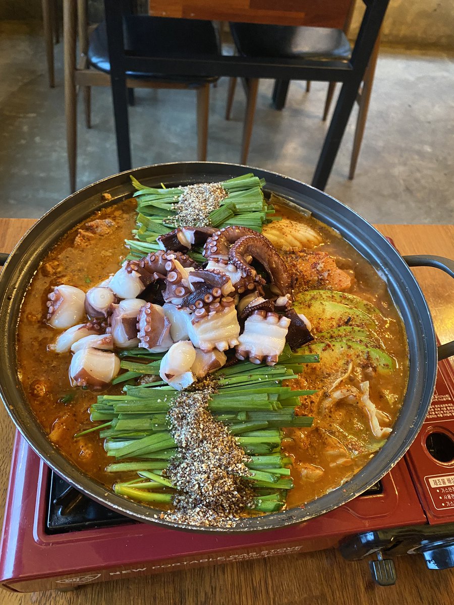 제주에서 줄서서 먹는 맛집은 가지말자고 항상 다짐하는데 우럭찜이 궁금해서 가봄.. 역시나…😭 그래도 저 문어는 너무너무 맛있는것 😍#제주시디 #물꾸럭