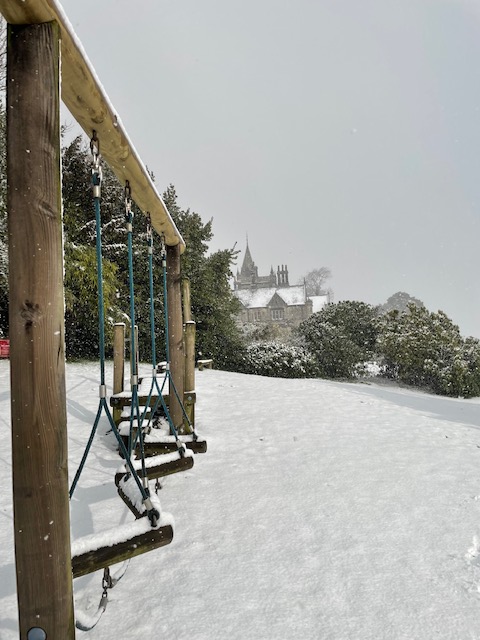 BelmontGrosveno's tweet photo. Don't think we'll be using the trim trail or our outdoor amphitheatre today! #snow #Snowfall #Yorkshire #northyorkshire #harrogate #school #weloveBGS #happychildren #happyprogress https://t.co/EjrYXFk9ub