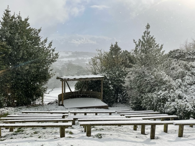 BelmontGrosveno's tweet photo. Don't think we'll be using the trim trail or our outdoor amphitheatre today! #snow #Snowfall #Yorkshire #northyorkshire #harrogate #school #weloveBGS #happychildren #happyprogress https://t.co/EjrYXFk9ub