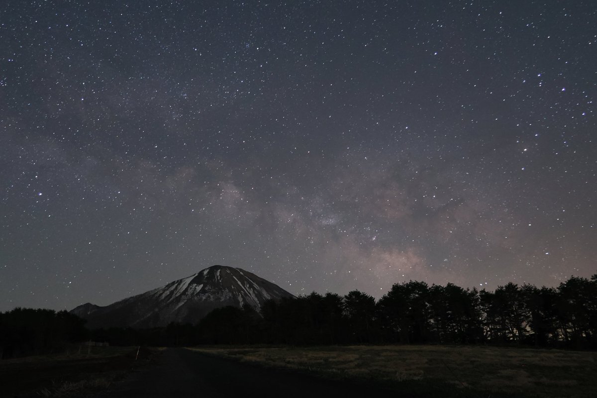 ebikanicamp's tweet photo. 大山に横たわる天の川✨
OM1の素晴らしさに震えています😆
(全て無加工のJPEG撮って出しです)
#OM1 
#OMSYSTEM 
#天の川 
#星景
#写真好きな人と繋がりたい https://t.co/07yj79q6aU