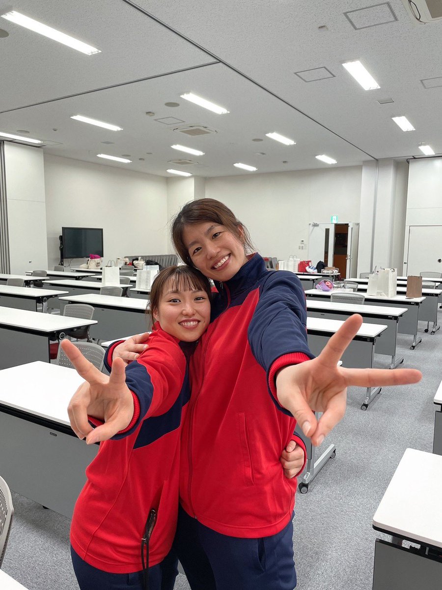 kusochibi_22's tweet photo. 1.2班の床掃除ビックボス！👩‍✈️笑
試合前には相手チームのキーパーの癖を教えてくれて、みなみさんの助言がなかったら私のサイドシュートは入ってないし…ちびの私がエースを守って怖かったはずなのに、最強みなみさんが後ろにいたから思いっきりDF出来ました🥲💗一緒にプレー出来たこと私の自慢です🤝❤️‍🔥 https://t.co/yJ8BE855o9
