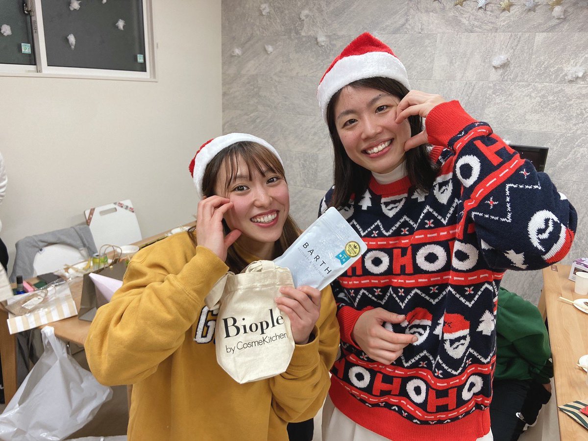 kusochibi_22's tweet photo. 1.2班の床掃除ビックボス！👩‍✈️笑
試合前には相手チームのキーパーの癖を教えてくれて、みなみさんの助言がなかったら私のサイドシュートは入ってないし…ちびの私がエースを守って怖かったはずなのに、最強みなみさんが後ろにいたから思いっきりDF出来ました🥲💗一緒にプレー出来たこと私の自慢です🤝❤️‍🔥 https://t.co/yJ8BE855o9