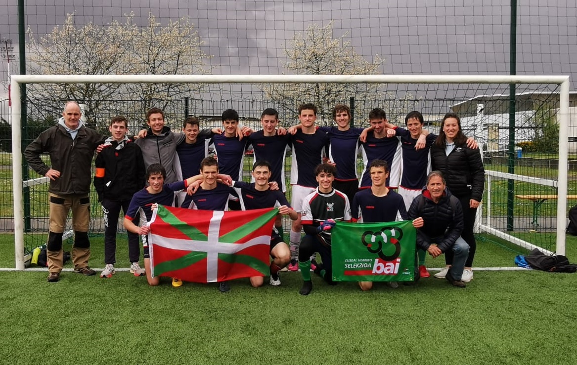 seaskaikastola's tweet image. Estatu Frantseseko 2.315 lizeoetatik maila akademikoan hoberenak, eskolarteko futbolean ere Estatuko mailako final handia jokatuko dute Bernat Etxepareko lizeotarrek. 
@betxepare premier lycée de l'Héxagone @letudiant, en finale de l'UNSS football. Biba gazteak!