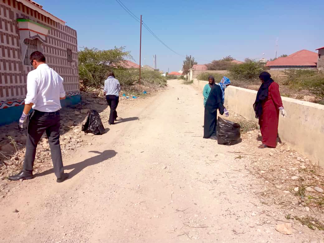 Some good team work to #CleanHargeisa near the British Office this morning with all of us pitching in to clear up plastic, glass and other rubbish from the streets. #NadiifiHargeysa is such a great initiative from <a href="/AbdikarimMoge/">Abdikarim Ahmed Mooge</a> to help to transform Hargeisa