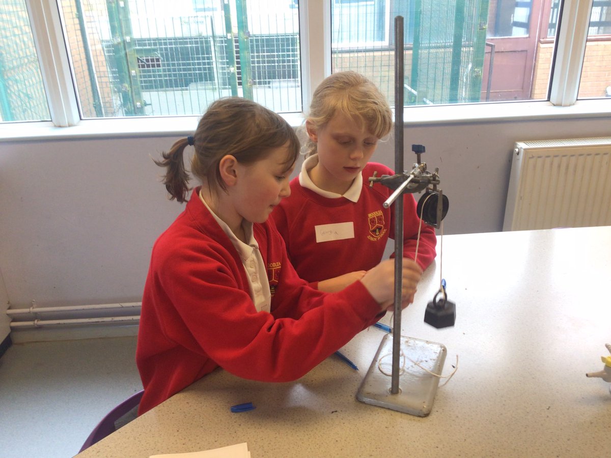 elephantsclass's tweet photo. Great afternoon yesterday at @AcademyatWorden exploring pulleys! Working scientifically, the children explored how a different number of strawberry laces would change the mass that can be lifted. @woodleajs #WJSScience https://t.co/HlYCEf9xVy