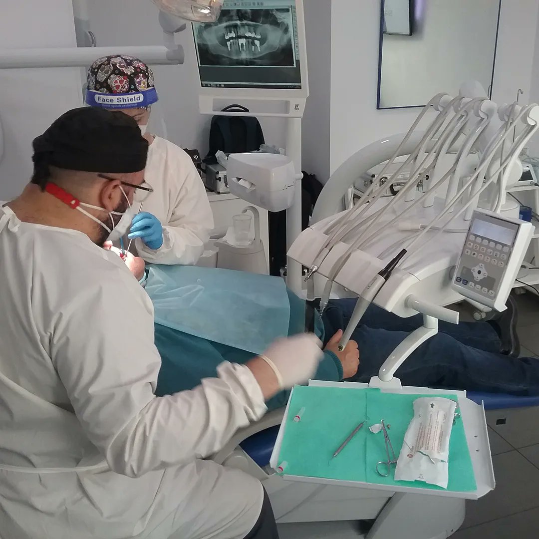 clinicassanium's tweet photo. Hoy es el turno de nuestro compañero Javier Amigó. Es nuestro cirujano, implantólogo y periodoncista de la Clínica. Si por algo destaca Javier, es sin duda, por su cercanía con todos sus pacientes, y por su exquisita atención a la hora ayudar a la gente a recuperar la sonrisa. ✨ https://t.co/y3b83Na8Tp