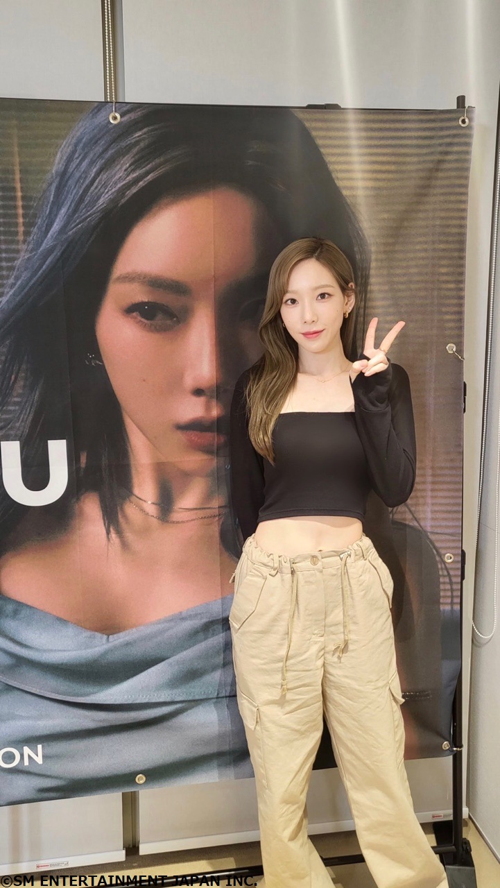 ☕30×42cmポスター12枚 ＋【おまけシール付】Taeyeon SNSD SMTOWN WEEK 2013 'MARCHEN FANTASY' LIMITED EDITION