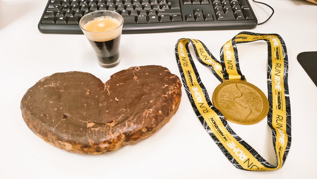 JaviRun42k's tweet photo. Ya tenemos la típica #FotoPalmera postmaratón, con una sonrisa recordando la espectacular #MaratonaDiRoma #rrtm que hemos pasado en familia 😊
#kmsXalimentos
#GrazieMille
#ComandoValencia
#LaDecimoSexta🏅 https://t.co/IcoTKT0HWz