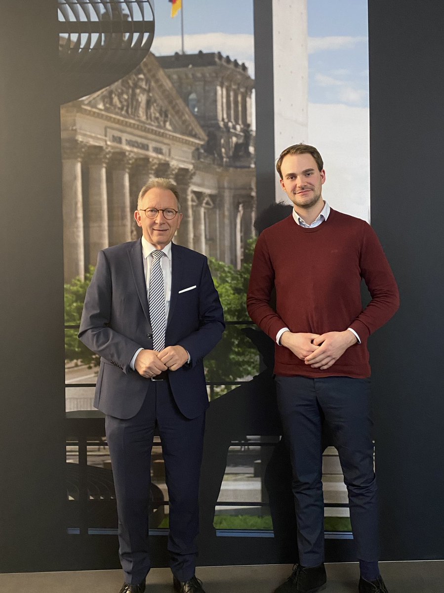 RLPRCDS's tweet photo. Mit @Erwin_Rueddel trafen wir uns jüngst und haben intensiv über die #Digitalisierung des #Gesundheitswesens, der Verantwortung von Universitäten dahingehend und dem Potential, das Studenten in dieser Sache haben, diskutiert. https://t.co/74f6m5HX9a