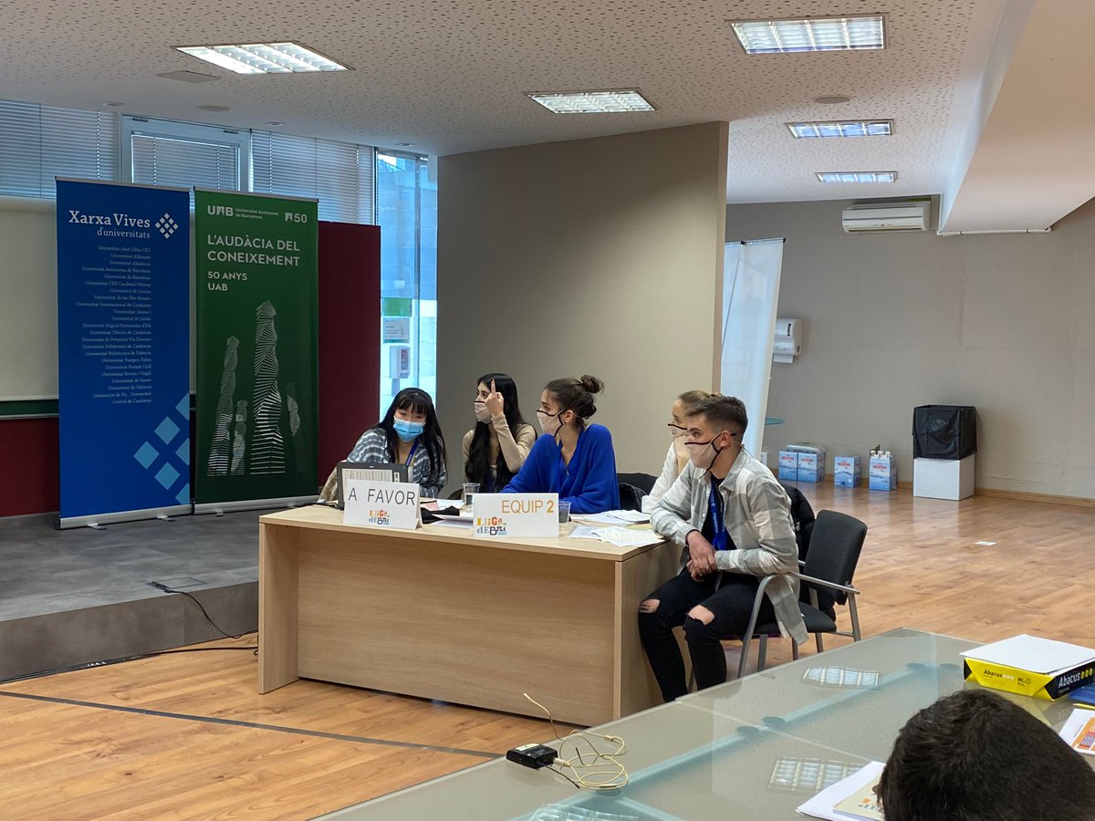 xarxavives's tweet photo. 📣 L'equip de l'IES Ramon Llull que representa a la 
@UV_EG guanya un debat més! https://t.co/nVFRlHa924