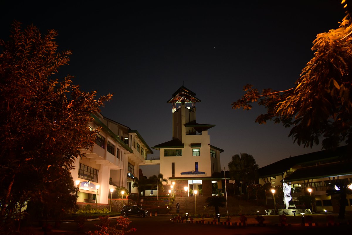 IIMKozhikode's tweet image. The evenings at the kampus are like rhythmic prose, and the nights are like an immersive novel. After the day&apos;s grind, as you walk down the slippery path, you will bump into other adventurers. 
#iimk #iimkozhikode #iimkat25 #ForeverK #GodsOwnCampus #kozhikode #beauty #nights #mba