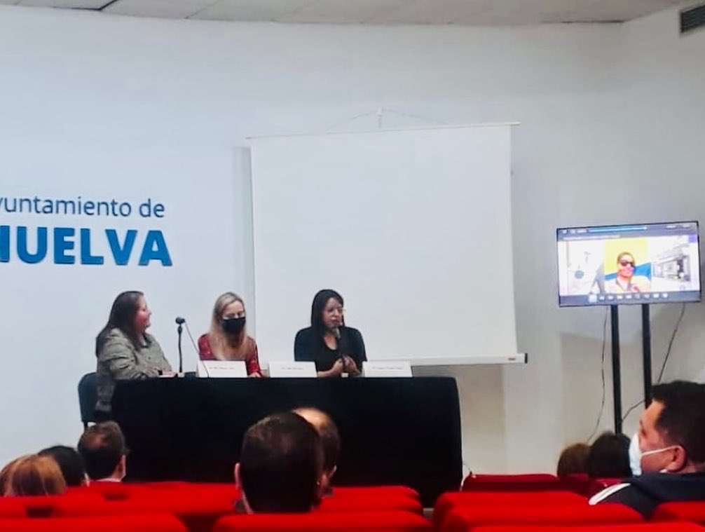daya_618's tweet photo. El trabajo en red, trasnacional y cooperativo me han permitido conocer y compartir mesa de trabajo con grandes personas. En el día de ayer con total éxito pudimos presentar los resultados del @ProyectoCuidad1
Gracias totales a todas y todos aquellos que han hecho esto posible. https://t.co/5KftLv5eFH