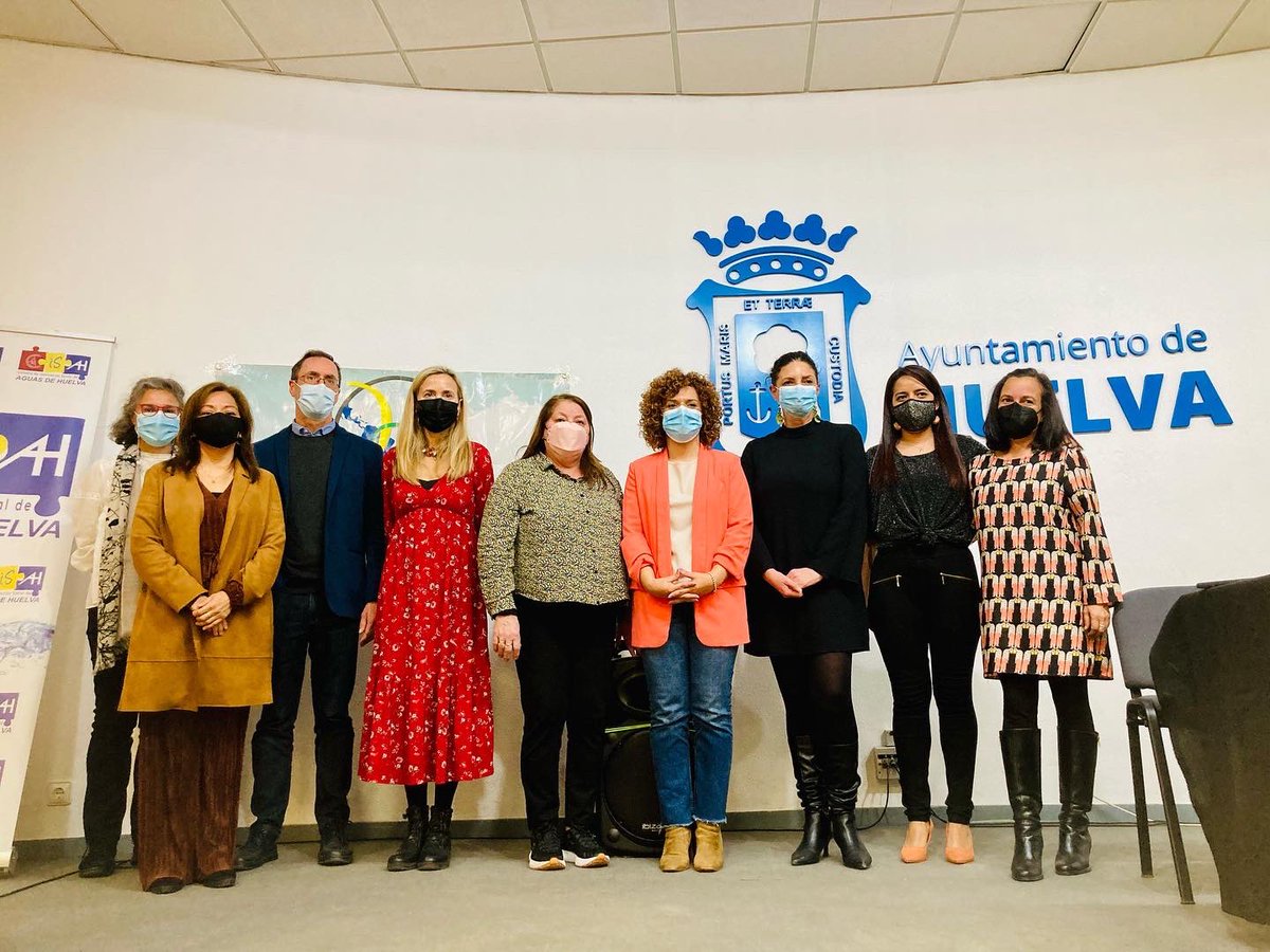 daya_618's tweet photo. El trabajo en red, trasnacional y cooperativo me han permitido conocer y compartir mesa de trabajo con grandes personas. En el día de ayer con total éxito pudimos presentar los resultados del @ProyectoCuidad1
Gracias totales a todas y todos aquellos que han hecho esto posible. https://t.co/5KftLv5eFH