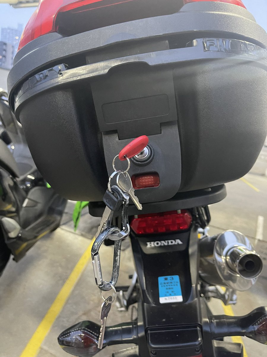 Kibo_CB900's tweet photo. 会社を出てカギ探したら無いから、もしかしたら…と思ったら公営駐���場に朝から付けっぱなしでした。
ここが日本で良かった！ https://t.co/GTzvDepehS