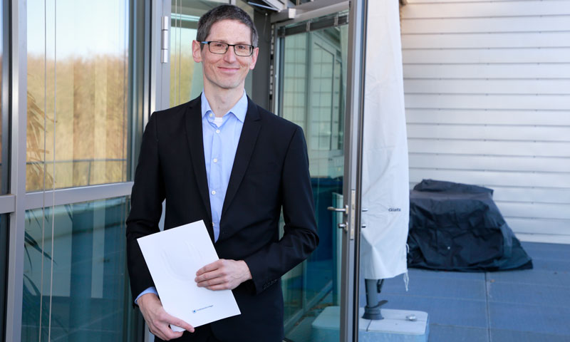 fernunihagen's tweet photo. Neu an der #FernUni dabei ist der sprachbegeisterte Prof. Torsten Zesch @torstenzesch. Seine Professur ist sowohl beim Forschungsschwerpunkt D²L² als auch mit der Lehre in der Fakultät für Mathematik und Informatik verankert 💻. Mehr lesen ➡ https://t.co/OaNWzKMzOy
#meineFernUni https://t.co/tpAEfaCgao