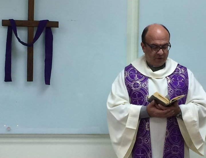 FonsiLoaiza's tweet photo. Este cura se llama Mauricio Víquez Lizano y ayer fue condenado a 20 años de prisión por agresión sexual a un niño de 11 años en 2003. Había sido encubierto por las todas las autoridades de la Iglesia Católica y han prescrito otras agresiones sexuales a más niños. https://t.co/xbeO4vu2wB