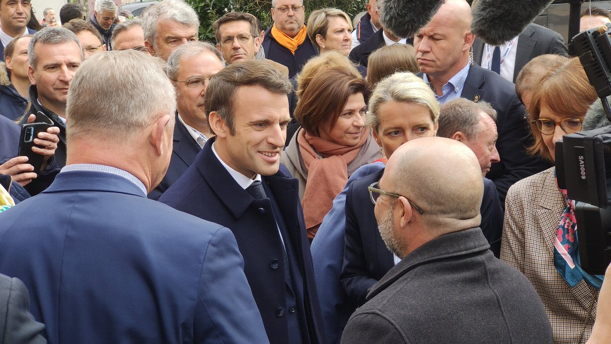 DemoiselleFM's tweet image. Emmanuel Macron est arrivé à Fouras, à la rencontre des élus avant de déambuler dans la rue commerçante