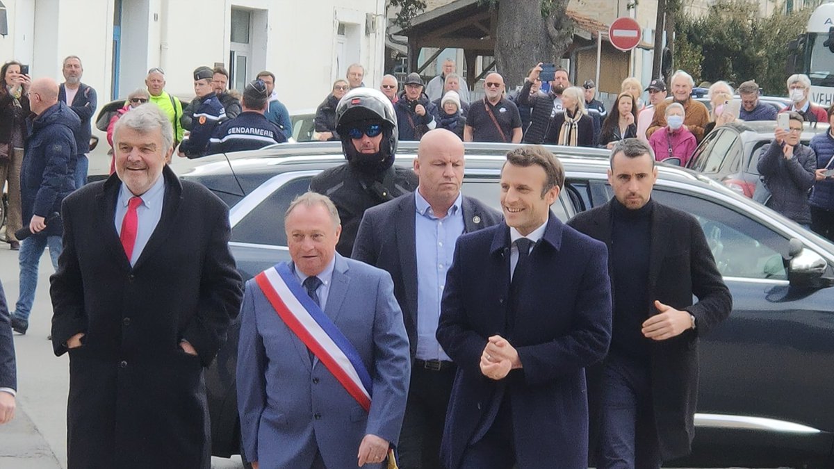 DemoiselleFM's tweet image. Emmanuel Macron est arrivé à Fouras, à la rencontre des élus avant de déambuler dans la rue commerçante