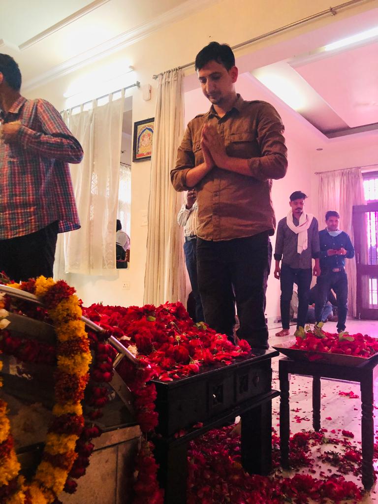 JitendraMal_INC's tweet photo. आदरणीय कर्नल किरोड़ी सिंह बैंसला जी के आवास पर पहुँचकर अंतिम दर्शन किए और नम आंखों से श्रद्धांजलि अर्पित की|🙏
@VijaySBainsla https://t.co/t84GkisYmz