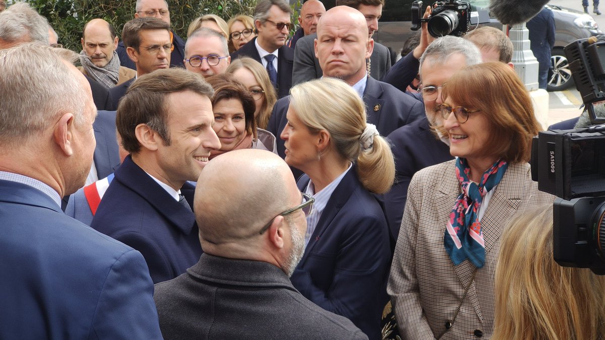 DemoiselleFM's tweet image. Emmanuel Macron est arrivé à Fouras, à la rencontre des élus avant de déambuler dans la rue commerçante