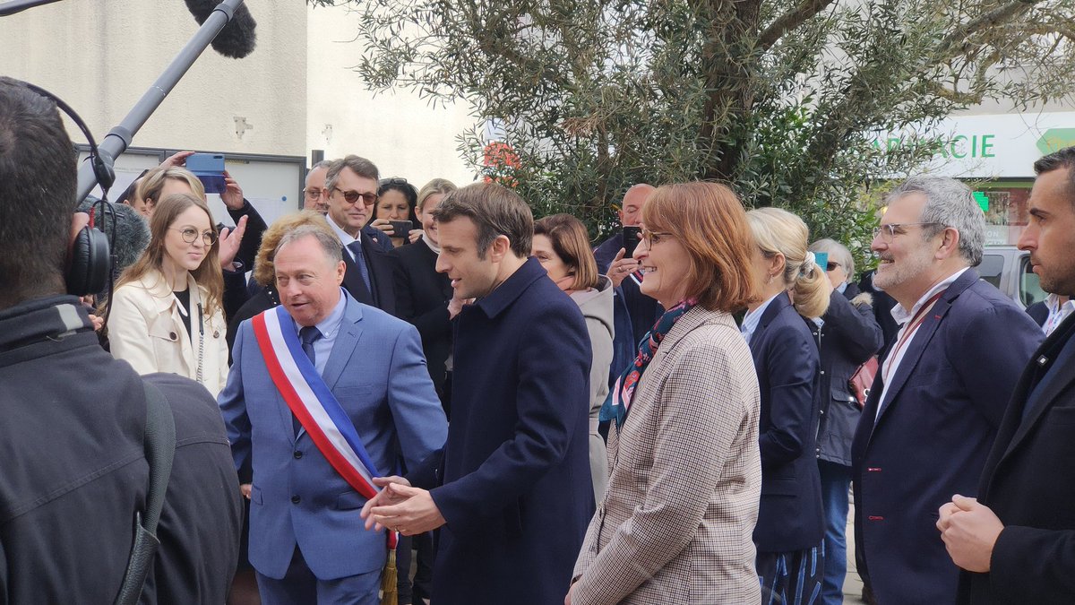 DemoiselleFM's tweet image. Emmanuel Macron est arrivé à Fouras, à la rencontre des élus avant de déambuler dans la rue commerçante