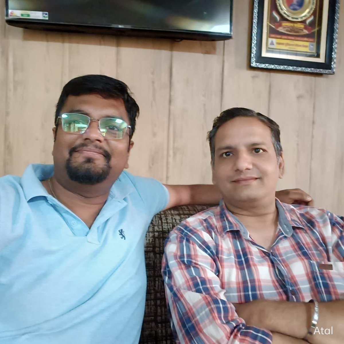keshavprofile's tweet photo. Last week I meet with my college professor. 

I still remember his teaching technique. The way he taught us , can’t match the frequency anyone. 

He is very passionate and truly inspirational to all of us. 

Thanks to my professor 👨‍🏫Atal Tarikha Sir 

#professor #Sriganganagar https://t.co/GHafhURM8A