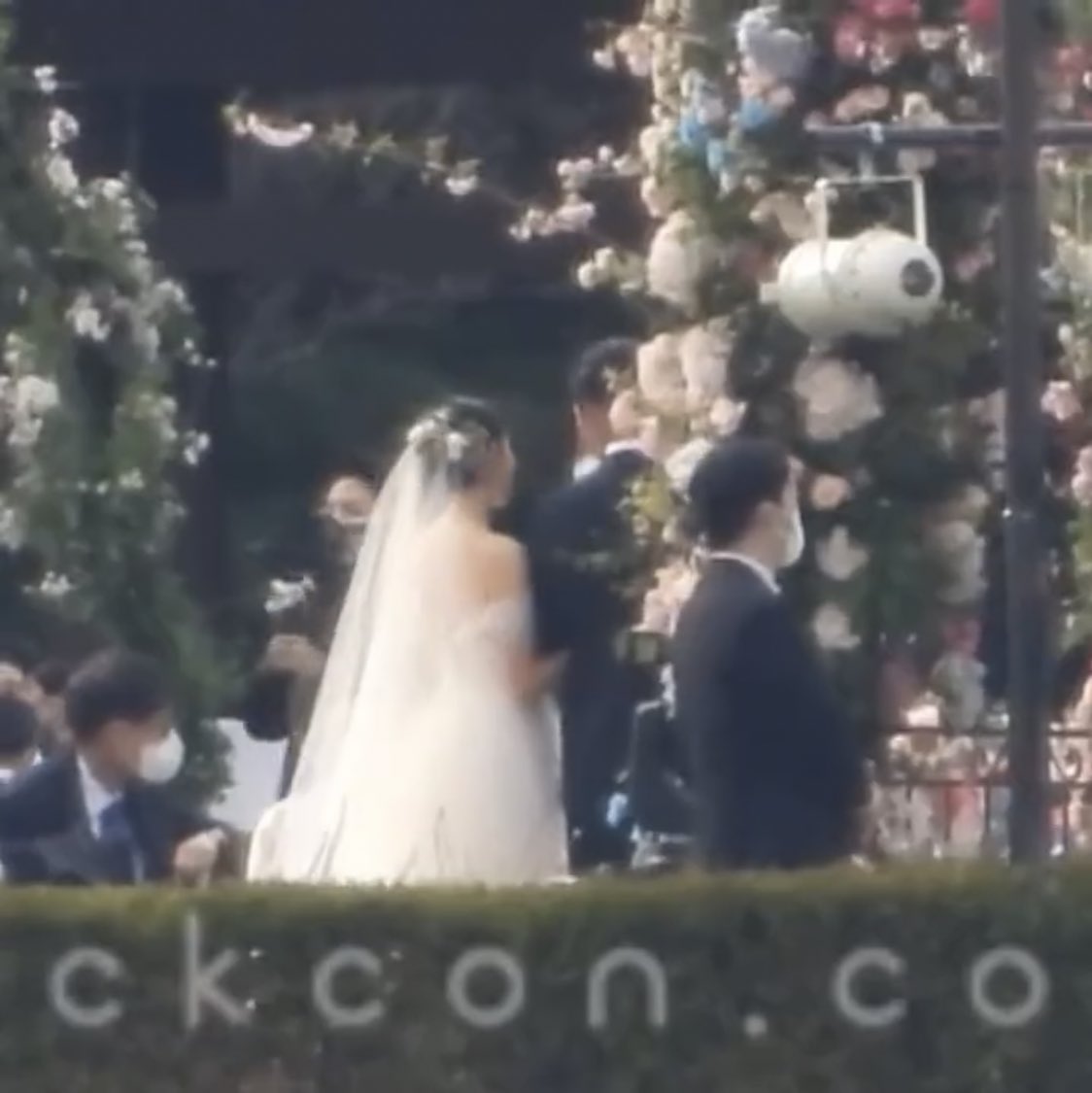 BINJINGALLERY's tweet photo. i mean, just look at them 🥺🥺🥺

#HyunBin #SonYeJin 
#BinJin #TheBinJinWedding #CLOYEpisode17 https://t.co/VUyYXjE1Fe