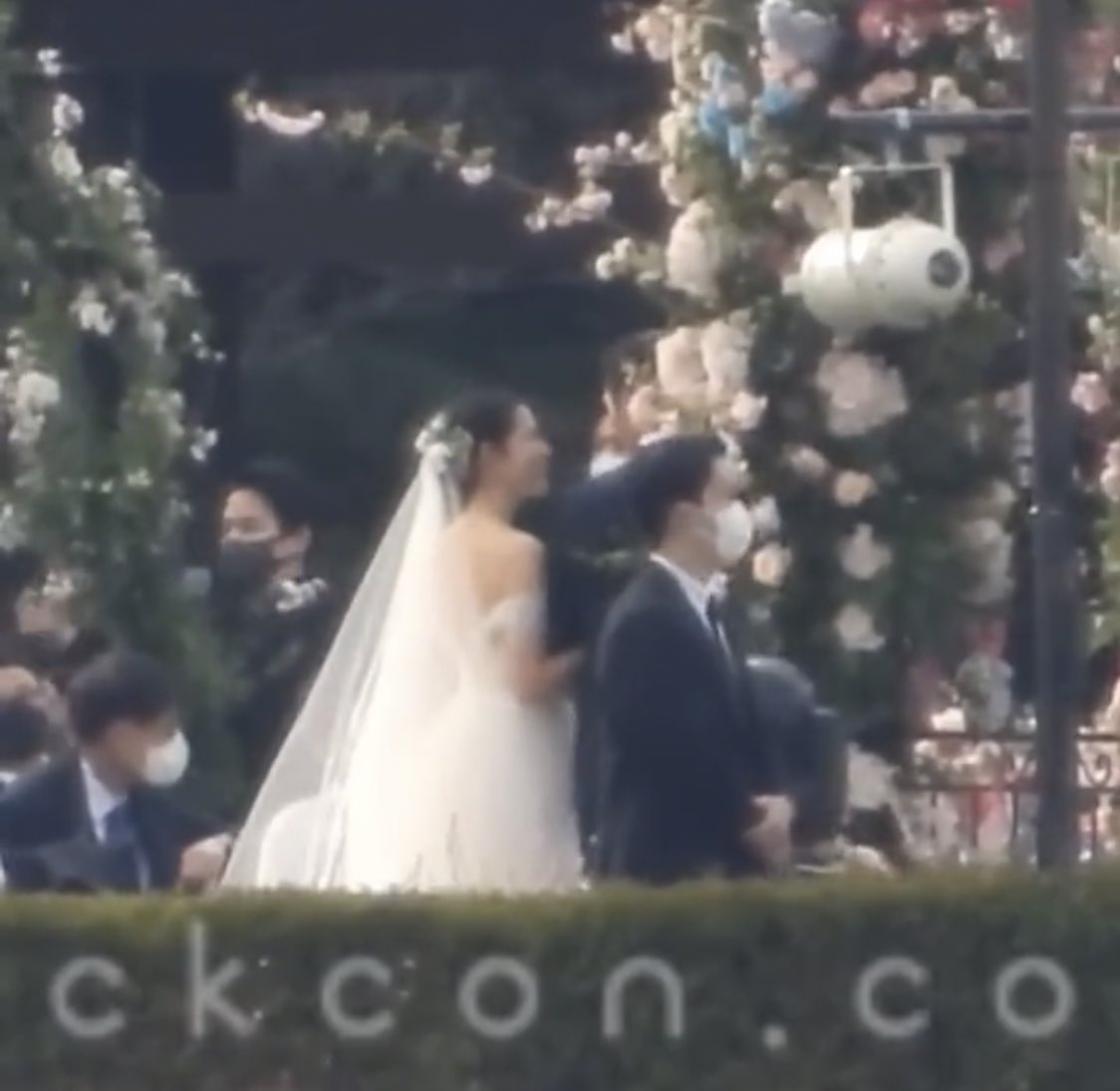 BINJINGALLERY's tweet photo. i mean, just look at them 🥺🥺🥺

#HyunBin #SonYeJin 
#BinJin #TheBinJinWedding #CLOYEpisode17 https://t.co/VUyYXjE1Fe