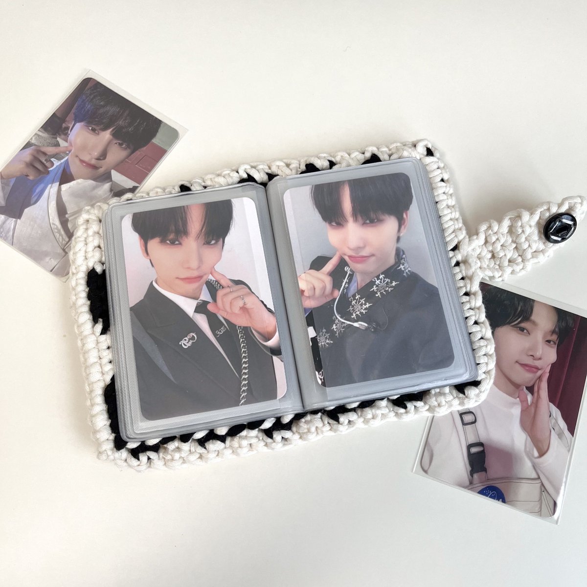 ddneg_knit's tweet photo. #RT 추첨 한 분께 뜨개 콜북을 드립니다!

🤍🖤체커보드 뜨개 콜북, 뜨개 케이스🤍🖤
- 4가지 색상
- 16장 포카 수납 가능 (일반 포카 사이즈)
- 에어팟, 버즈가 쏙 들어가는 케이스

* 입금 순서대로 제작됩니다!
* 자세한 사항은 폼에서 확인해주세요 :)

🔗 https://t.co/MV8xekLtUP https://t.co/uBeiE4DMcT