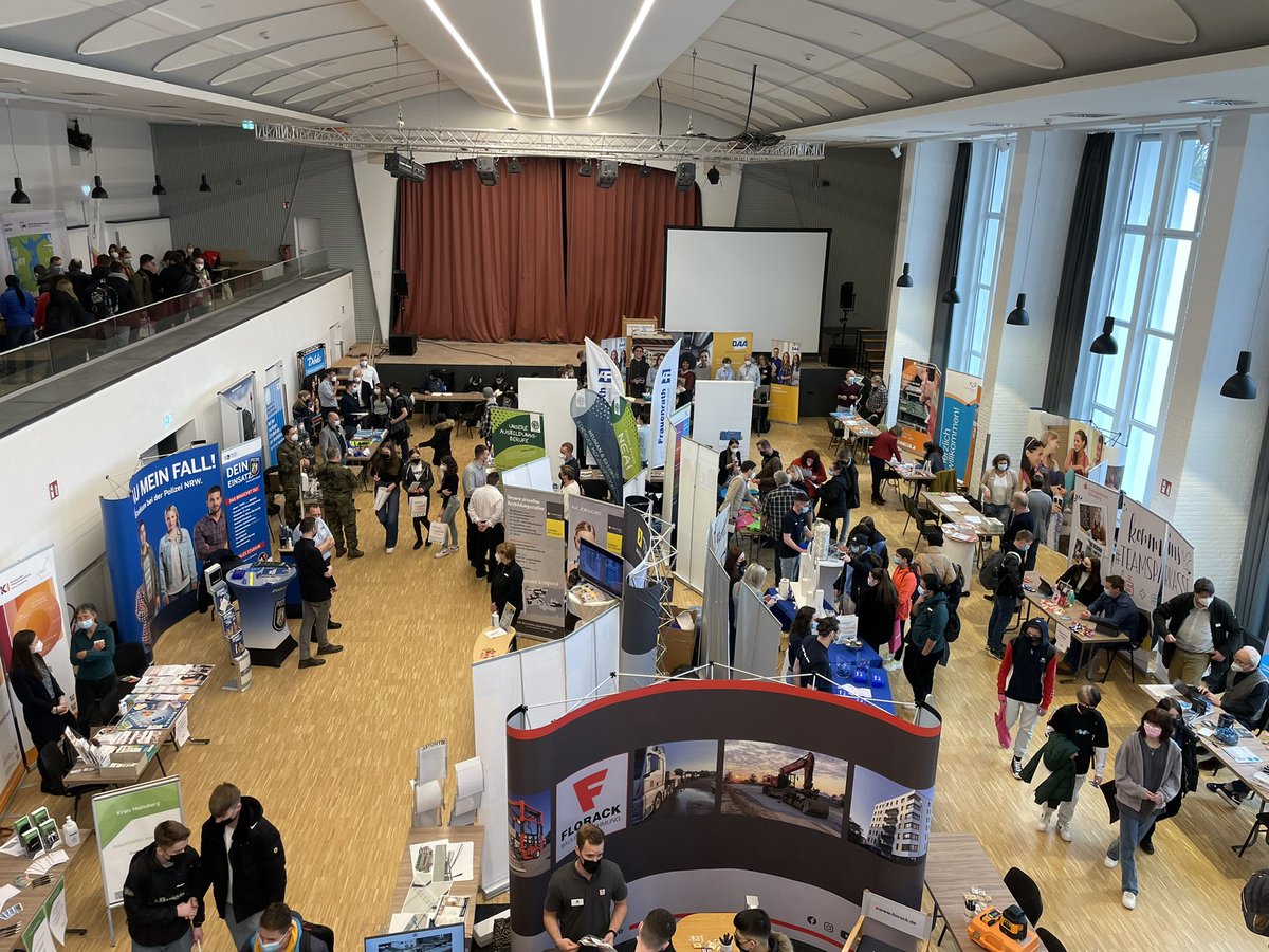 HeikoJansen10's tweet photo. Unser #Azubimesse Education in der Festhalle #Heinsberg Oberbruch ist gestartet. Wir freuen uns über viele Beuscher. Ein Dank an @aachenerzeitung und @an_topnews für die tolle Kooperation. @AOKRH https://t.co/pzuCKcXkSX