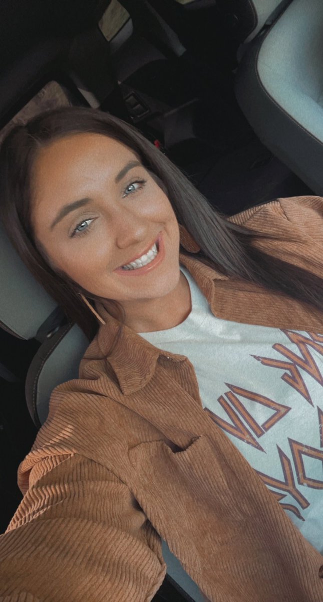 bailz_'s tweet photo. She makes the weight of the world feel as light as a feather✨ https://t.co/GfoWlnmhoD