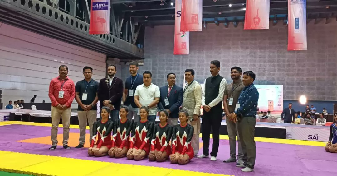 GujaratYogBoard's tweet photo. નેશનલ યોગાસન સ્પોર્ટ્સ ચેમ્પિયનશિપ ની ક્લોસિંગ સેરેમની  માં રાજ્ય ના ગૃહમંત્રી હર્ષ સંઘવી ટ્રાન્સસ્ટેડિયા ના ઓનર શ્રી ઉદિત શેઠ ,ગુજરાત યોગ બોર્ડ ના મેમ્બર ચંદ્રસિંહ ઝાલા સાહેબ ,ઉમંગ ડોન ,હરિયાણા યોગ આયોગ ના ચેરમેન શ્રી ડો જયદીપ આર્ય જી તથા મોટી સંખ્યા ભાઇ-બહેનો ઉપસ્થિત રહ્યા હતા. https://t.co/lpA3VLbvzD