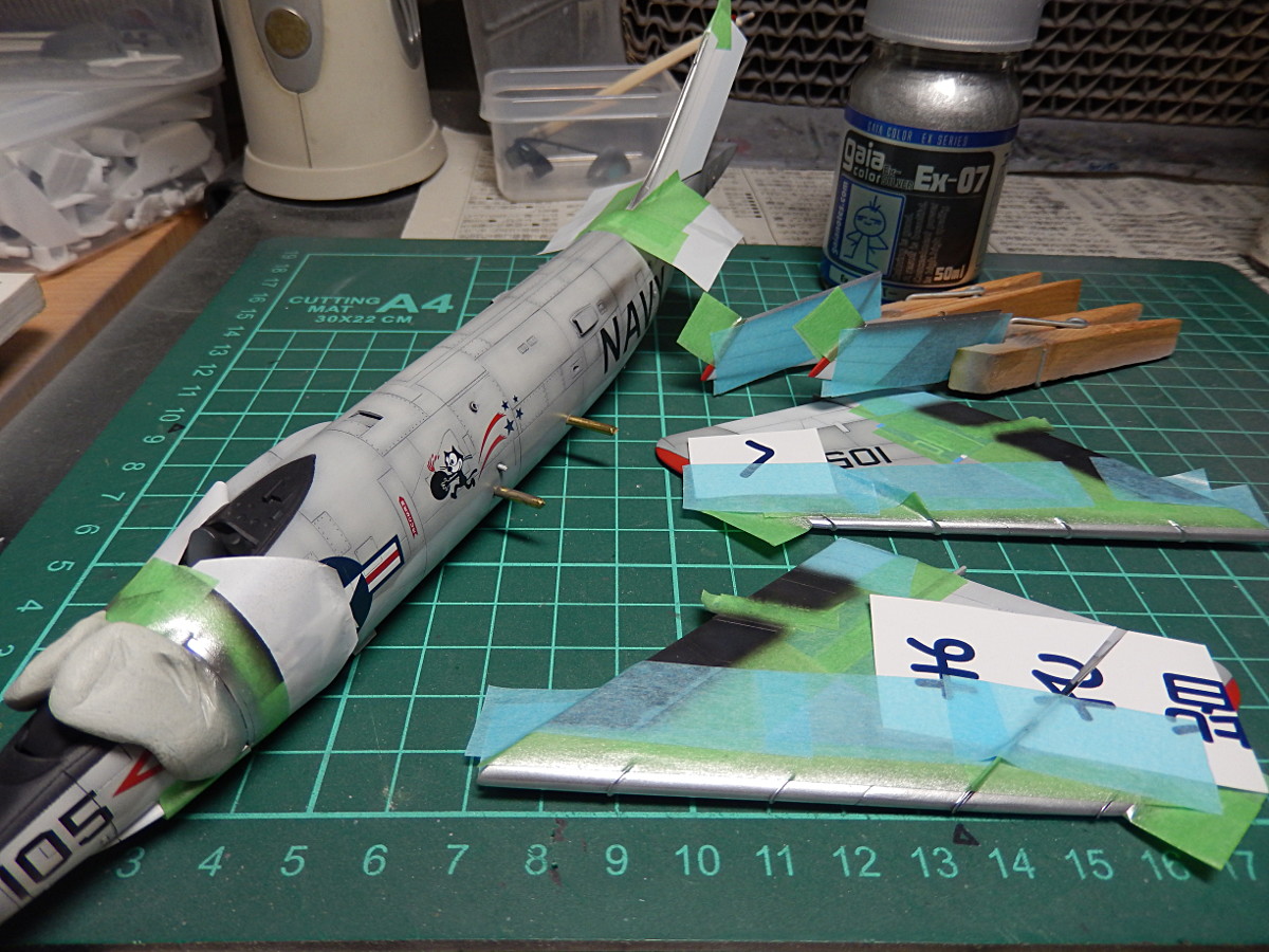 gorimodeler's tweet photo. 祭りの締切、4月1日の夜までだと思ってたら、どうやら0時で終わってた...💦
という訳で、延長突入~!
アンチグレア&ウォークウェイ、翼前縁、レドーム、シート。
あちこち塗装中!
#春のアメリカ艦載機祭り延長
#ソード
#F3H https://t.co/k8dmxabpes