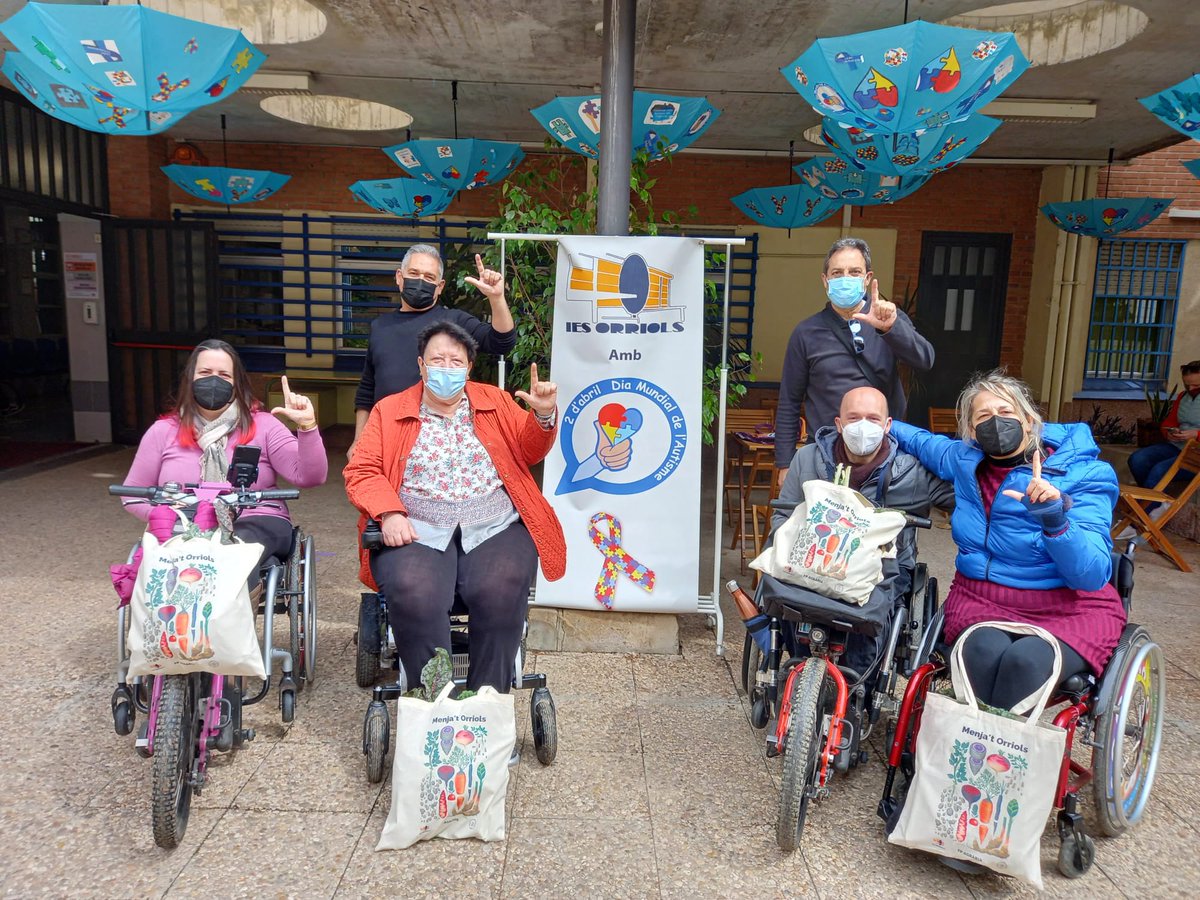 XFragil_CV's tweet photo. #DíaMundialdelasLipodistrofias  31 marzo.Todo nuestro apoyo desde #xfragilcv #xfragil a pacientes y familiares @AELIP_ . Haciendo la L en el IES Orriols #Valencia con miembros @ASPAYMCV en Menja't Orriols. #MetreleptinaEsVida @JuanCarrionT @FEDER_ONG #EnfermedadesRaras https://t.co/oP4Sy7WEZ2