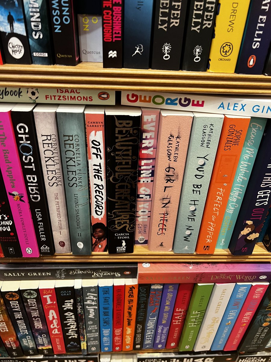 Melliver's tweet photo. @naomigwrites spotted at @ToppingsStAs! @chickenhsebooks #Everylineofyou #ELOY https://t.co/0WAulsXEd7