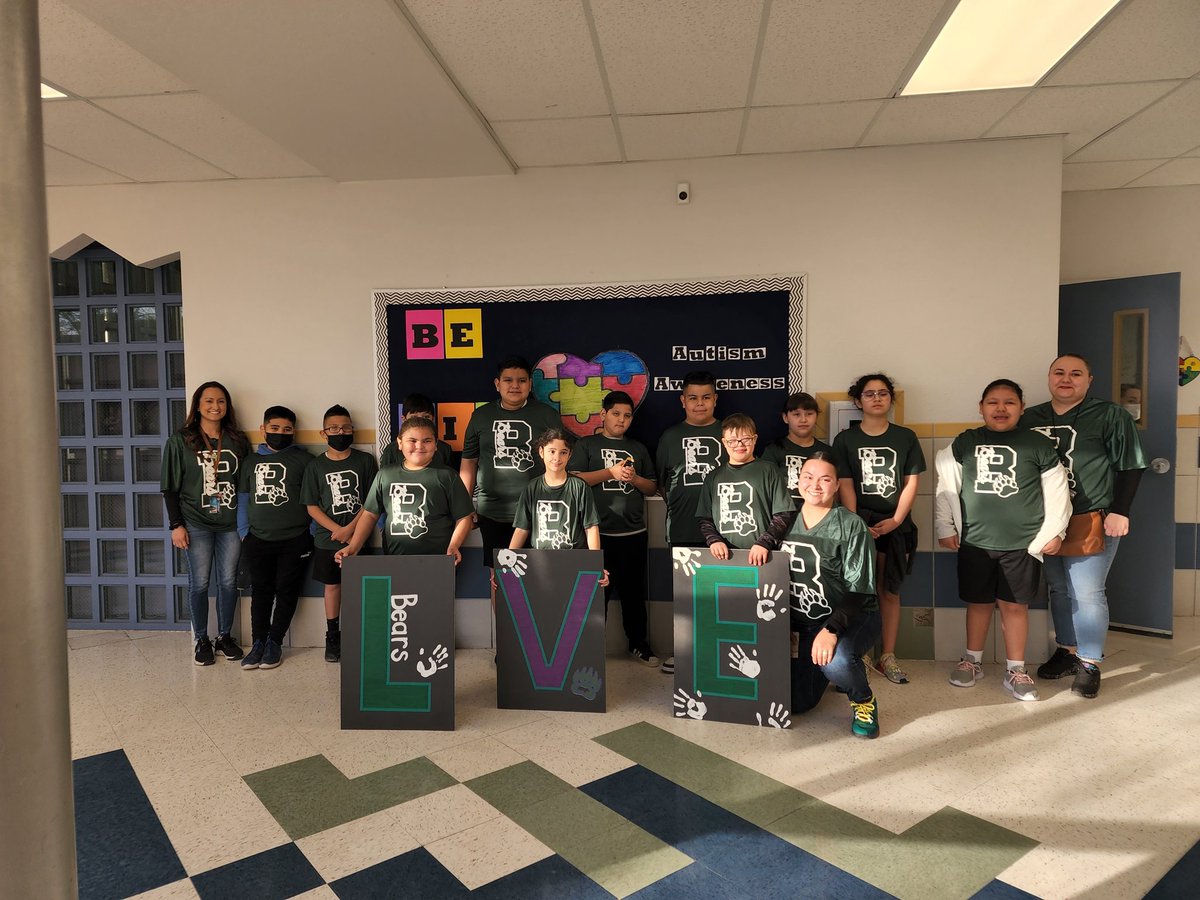 Acaden02's tweet photo. PAS Class ready to represent @LVerde_ES at the Spring Games. 🐻🏃🏽‍♀️🤍🏃🏽 @lcarba_LVES https://t.co/EZx9iKw2u1