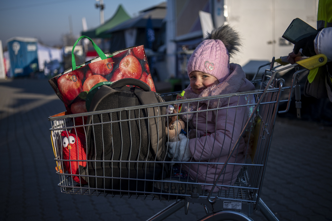alissaeverett's tweet photo. Refugees often flee their homes with only what they can carry. A mother and her daughter crossing the border at Medyka, Poland. #ukriane #refugee #photojournalism https://t.co/ydaogOJHYM
