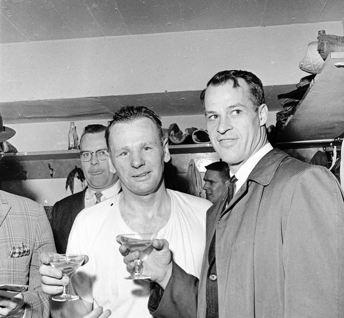 hockey_samurai's tweet photo. 1964. A year later, Gordie, again all class, sharing a drink as a runner-up with Stanley Cup Champion and great friend Johnny Bower in the #Leafs dressing room. #LeafsForever #RedWings #LGRW https://t.co/Y1Qu9ai5G7