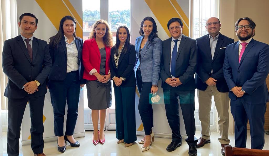 AsoJuecesEc's tweet photo. #AEMAJenAcción El Dr. Max Brito y la directiva de @LojaAemaj se reunió con la Directora Regional de la @PGEcuador en #Loja, la Ab. Ana Cristina Vivanco (@AnaCVivanco), para tratar temas sobre cooperación y capacitación entre las dos Instituciones. https://t.co/mrDkerAgOd