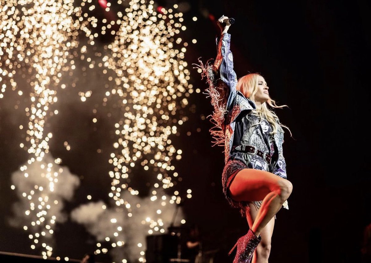 carrieunderwood's tweet photo. Just another day at the office…💥💥💥What a fantastic crowd last night! Thanks for rocking out with us! @ResortsWorldLV #REFLECTION 📸: @JeffJohnsonFilm https://t.co/9slngIQnU6