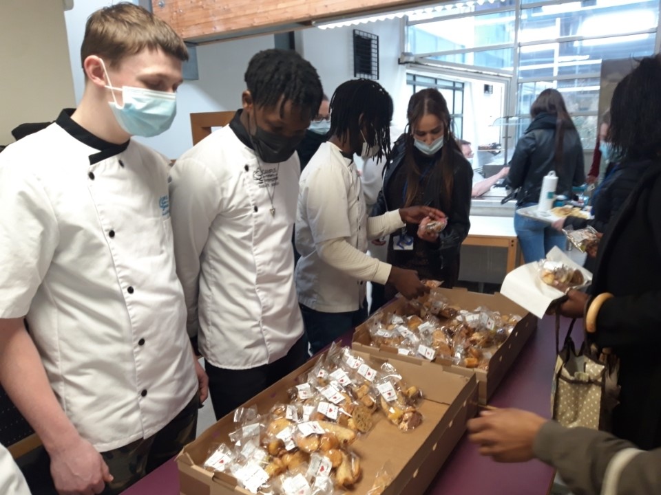 Merci aux apprentis CAP pâtisserie de la chambre des métiers et artisanat <a href="/CMAidf_93/">CMA IDF 93</a> à Bobigny d’avoir préparé des gâteaux pour remercier les soignants à <a href="/Avicenne_RMuret/">Hôpitaux Avicenne et René-Muret AP-HP</a> <a href="/APHP/">Assistance Publique – Hôpitaux de Paris (AP-HP)</a>, dans le cadre d'un projet éducatif transdisciplinaire que les élèves ont voulu généreux et citoyen🍪👩‍⚕️