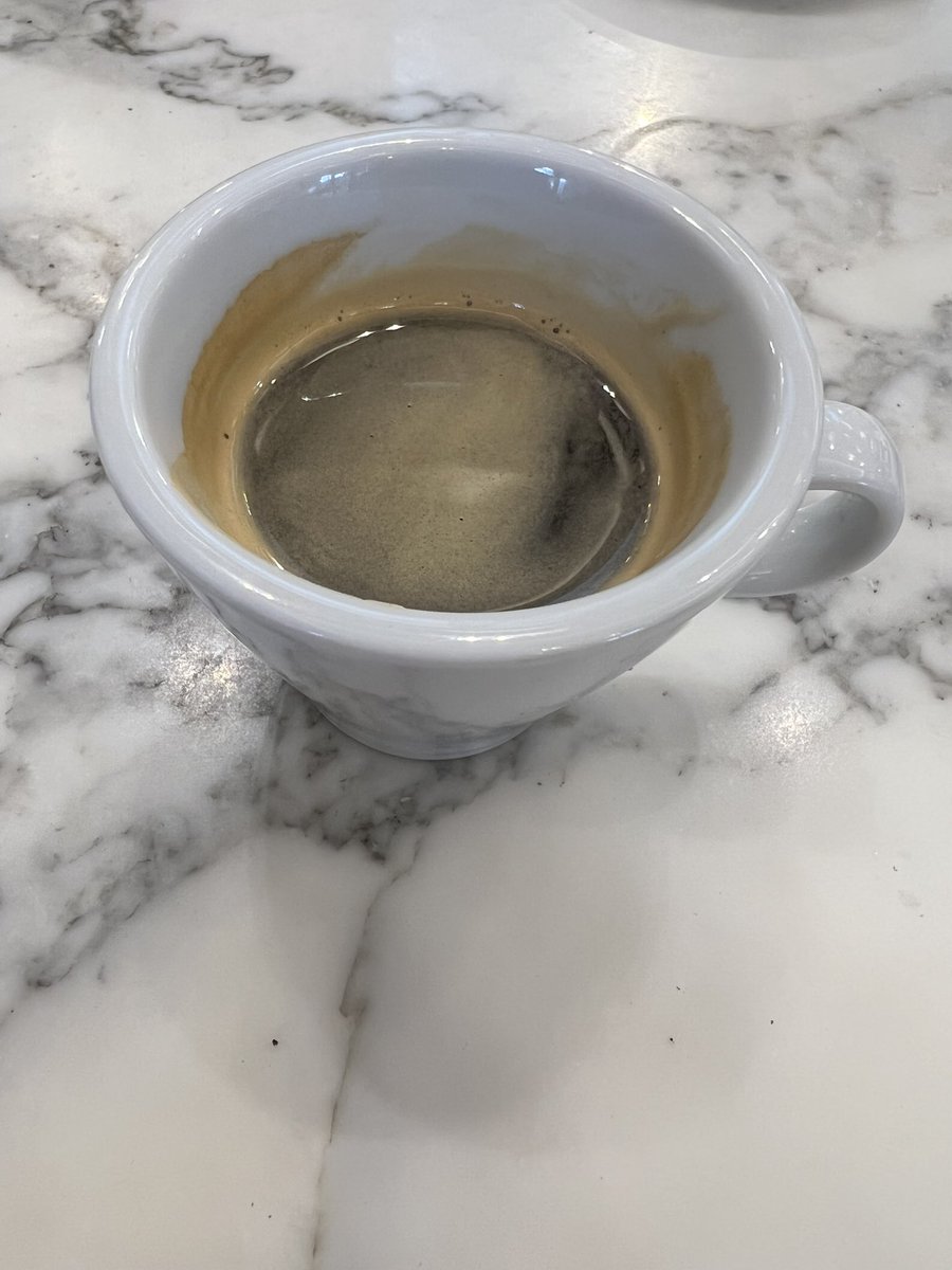 CarlosMaslaton's tweet photo. El café es un producto para ser consumido en el bar, solo en el bar y únicamente en el bar. No tiene sentido que el producto café sea consumido dentro de una casa en un contexto de aislamiento social. El café es un producto de y para la ciudad, exclusivamente. https://t.co/NE5IIu2Z9P