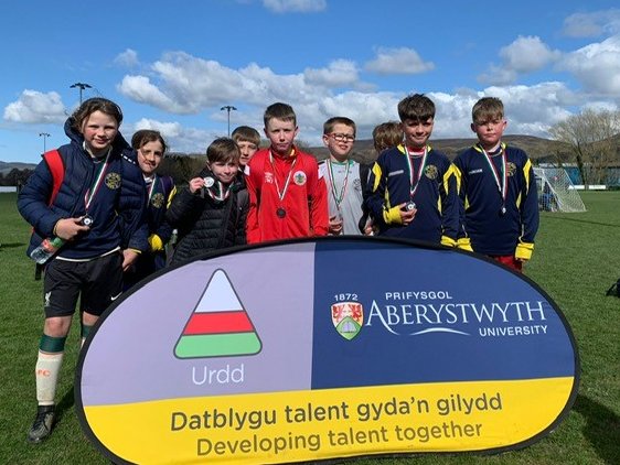 UrddDinbych's tweet photo. Cystadleuaeth Pêl-droed @UrddDinbych 
Cwpan: 1af @YYllys   2ail  @YsgolTwmorNant 
Plat: 1af @ysgllanfairdc 2ail @PenBarras 
Da iawn i'r holl ysgolion am gystadlu ⚽️⚽️🙌🙌 https://t.co/XaQwUJIXy0