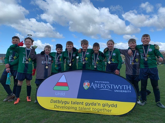 UrddDinbych's tweet photo. Cystadleuaeth Pêl-droed @UrddDinbych 
Cwpan: 1af @YYllys   2ail  @YsgolTwmorNant 
Plat: 1af @ysgllanfairdc 2ail @PenBarras 
Da iawn i'r holl ysgolion am gystadlu ⚽️⚽️🙌🙌 https://t.co/XaQwUJIXy0