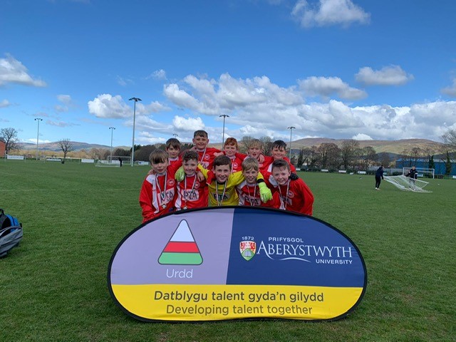 UrddDinbych's tweet photo. Cystadleuaeth Pêl-droed @UrddDinbych 
Cwpan: 1af @YYllys   2ail  @YsgolTwmorNant 
Plat: 1af @ysgllanfairdc 2ail @PenBarras 
Da iawn i'r holl ysgolion am gystadlu ⚽️⚽️🙌🙌 https://t.co/XaQwUJIXy0