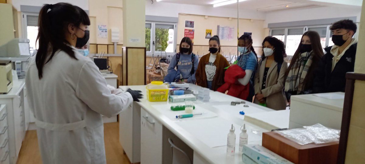 CIFPRIOEBRO's tweet photo. Y además... identificación de restos humanos, PCR, Histología in situ.. en #AnatomíaPatologíca todo ello para nuestros futuros estudiantes del @IObarenes #descubriendolaFP #FSE_AulaEmpresa #AE_PUB_2021_139 @educacyl @fp_empresa @elcorreo_com @diariodeburgos @SERmirandaebro https://t.co/2T4zN7Tn4h