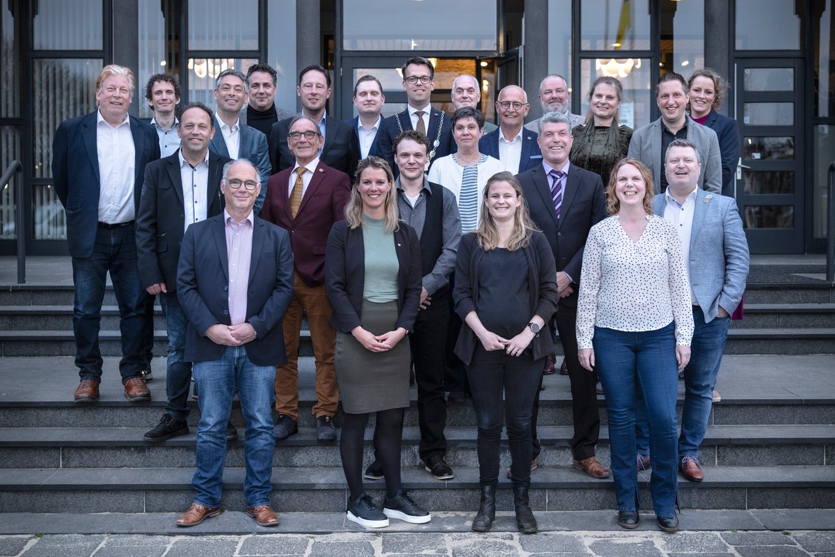 Gisteren is de nieuw gemeenteraad geïnstalleerd. 
Van de 21 raadsleden zijn er 10 nieuw in de raad.
Van harte gefeliciteerd en veel succes en wijsheid toegewenst!