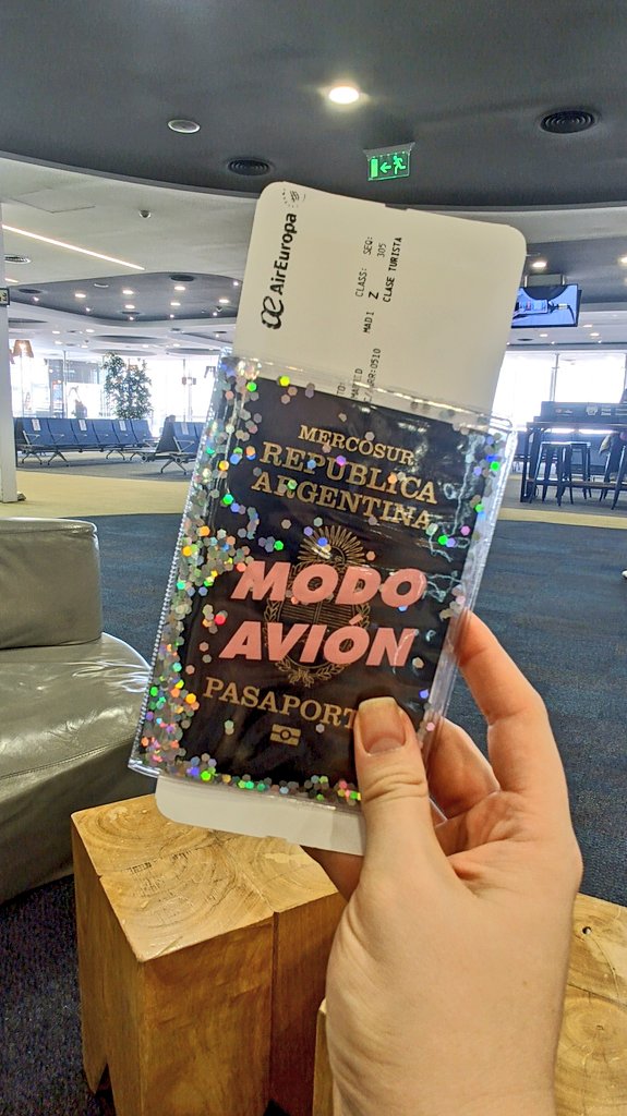 lauritula's tweet photo. Tengo un ticket, sin regreso
y un montón de sueños dentro de un veliz.
Un adiós para mis viejos,
mucho miedo, y muchas ganas de poder vivir ✨💖 https://t.co/PYiHEGAnio